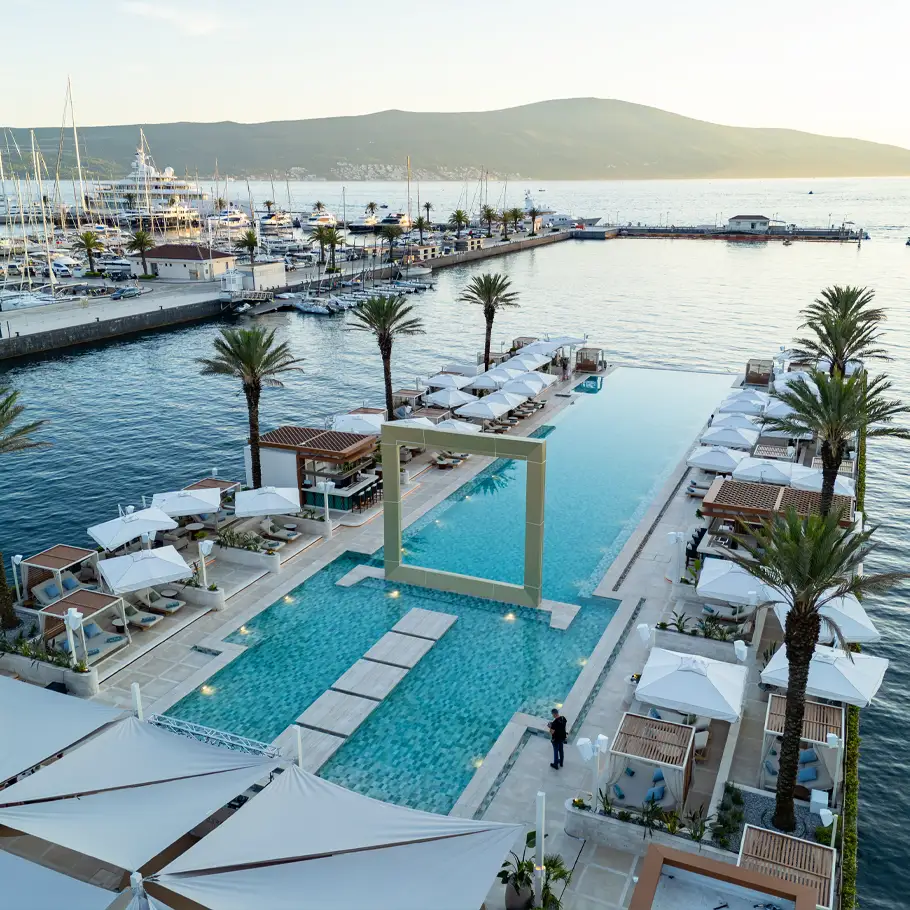 AURA Beach — пляжный клуб Porto Montenegro